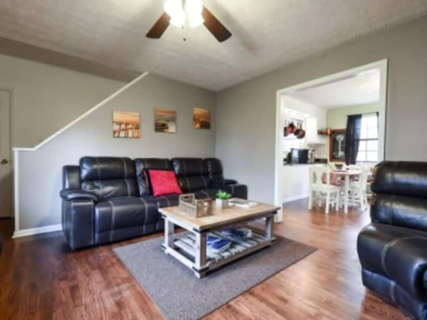 Huge Yard & Mins To Uga - The Glory Glory Doghouse Holiday home *